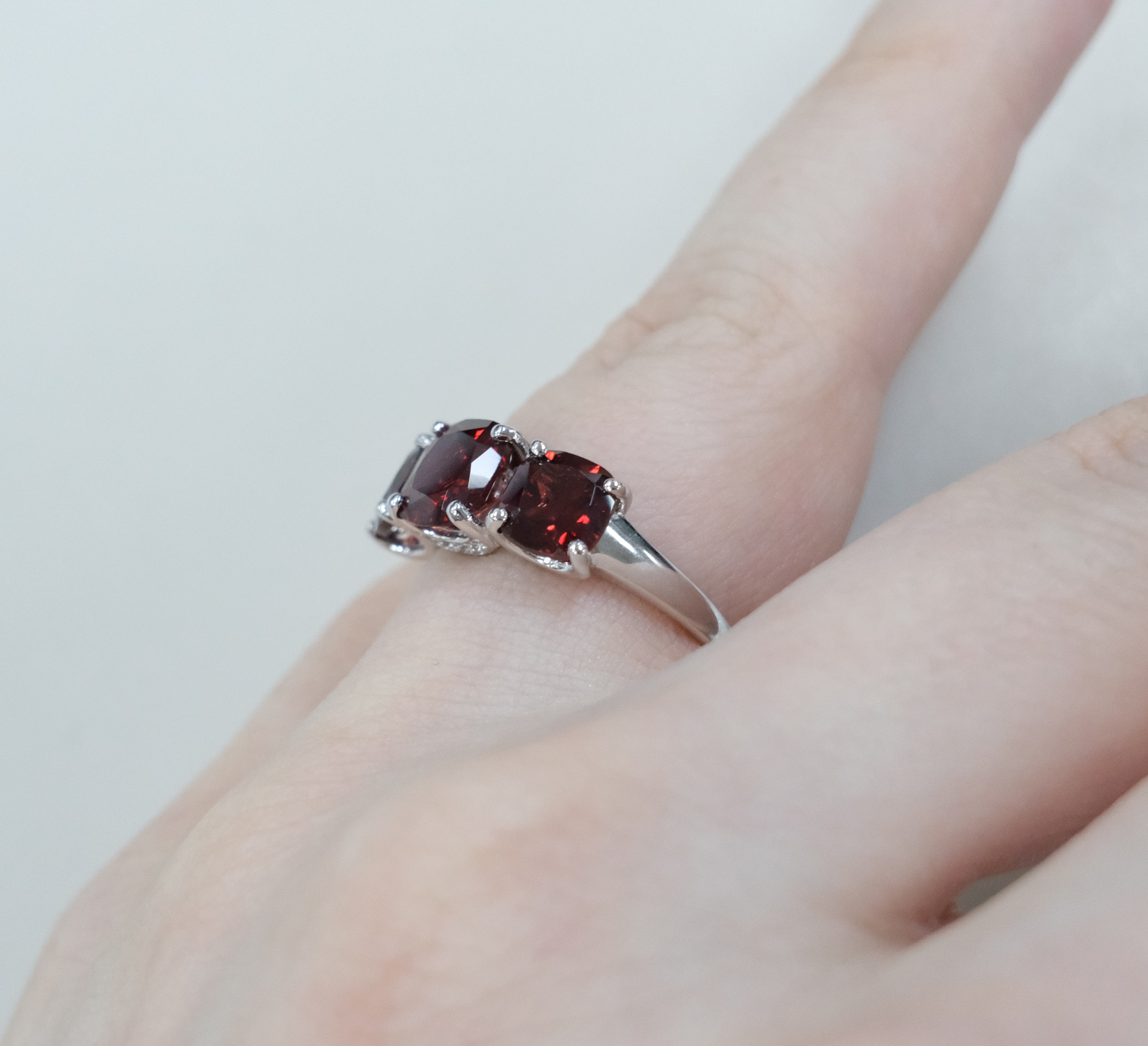 Серебряное кольцо с гранатами